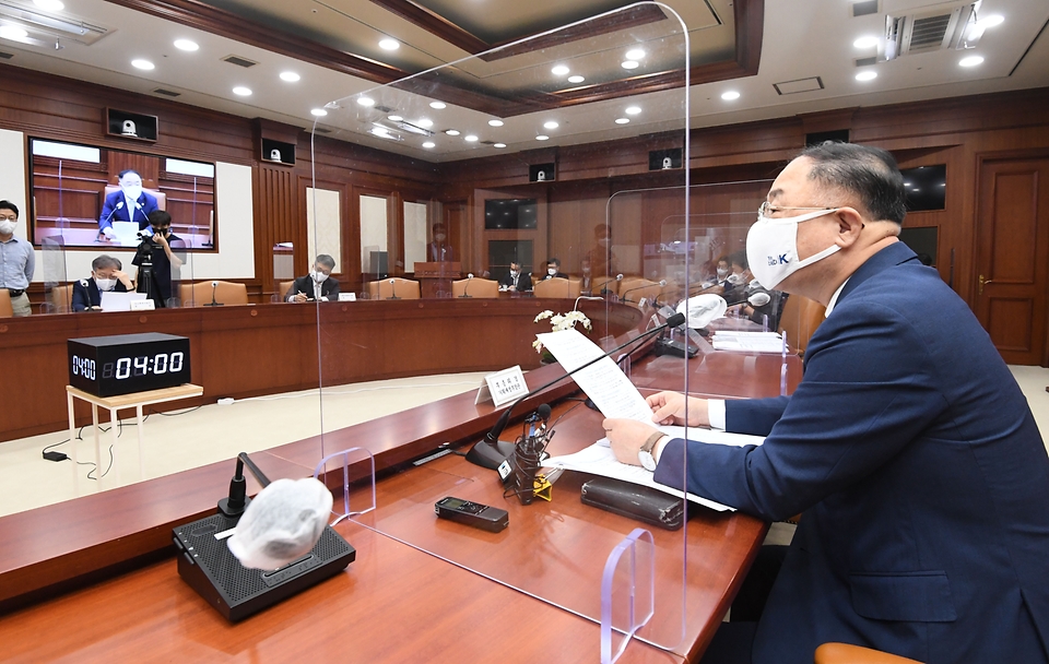 홍남기 경제부총리 겸 기획재정부 장관이 30일 서울 광화문 정부서울청사에서 열린 ‘제14차 혁신성장 BIG3 추진회의’를 주재, 모두발언을 하고 있다.