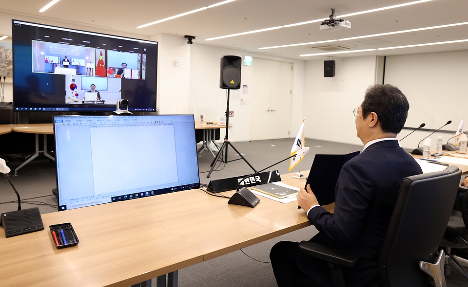 황희 문화체육관광부 장관이 30일 서울 종로구 국립현대미술관 서울관 국제화상회의실에서 비대면 화상회의로 진행된 제12회 한중일 문화장관회의를 마치고 공동선언문 발표식에서 기념촬영을 하고 있다.