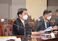 이억원 기획재정부 제1차관이 31일 오전 서울 중구 은행회관에서 열린 거시경제 금융회의에서 모두발언을 하고 있다.