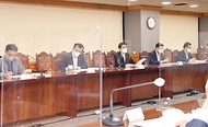 이억원 기획재정부 제1차관이 31일 오전 서울 중구 은행회관에서 열린 거시경제 금융회의에서 모두발언을 하고 있다.
