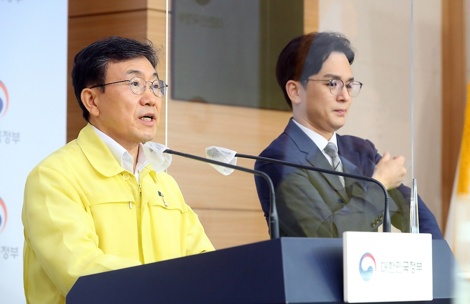 권덕철 중앙재난안전대책본부 1차장(보건복지부 장관)이 3일 오전 서울 종로구 정부서울청사 별관에서 코로나19 중앙재난안전대책본부 정례브리핑을 하고 있다.