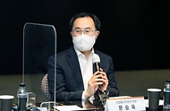 문승욱 산업통상자원부 장관이 3일 오후 서울 을지로 더존비즈온에서 중견기업 ESG·탄소중립 경영 확산을 위한 간담회를 하고 있다.