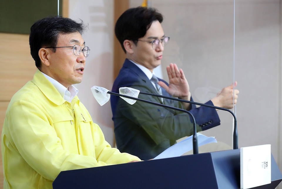 권덕철 중앙재난안전대책본부 1차장(보건복지부 장관)이 3일 오전 서울 종로구 정부서울청사 별관에서 코로나19 중앙재난안전대책본부 정례브리핑을 하고 있다.