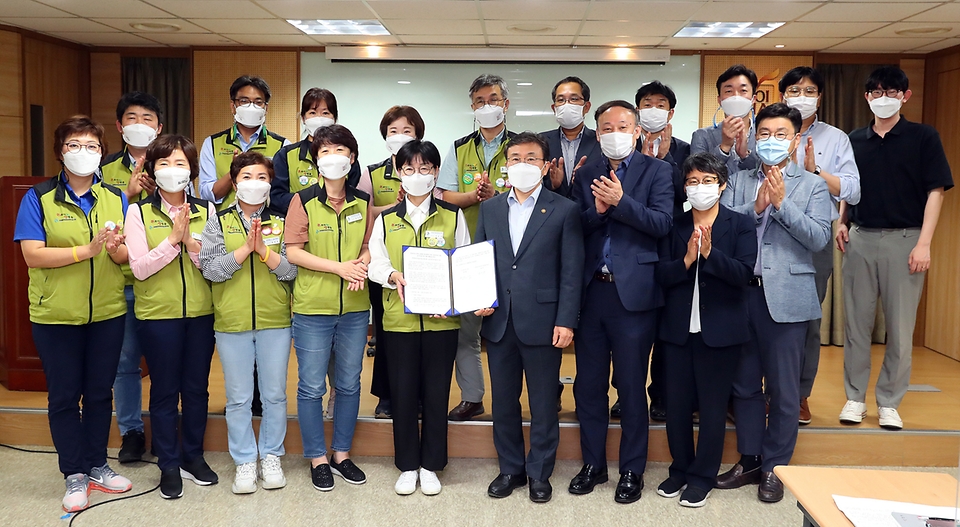 보건복지부와 전국보건의료산업노동조합(보건의료노조)의 노정실무교섭이 극적 타결된 2일 오전 서울 영등포구 의료기관평가인증원에서 권덕철 보건복지부 장관과 나순자 보건의료노조위원장을 비롯한 양측 관계자들이 기념촬영을 하고 있다.