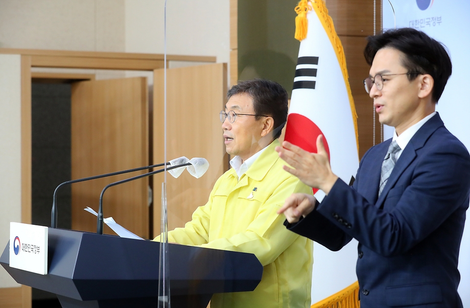 권덕철 중앙재난안전대책본부 1차장(보건복지부 장관)이 3일 오전 서울 종로구 정부서울청사 별관에서 코로나19 중앙재난안전대책본부 정례브리핑을 하고 있다.