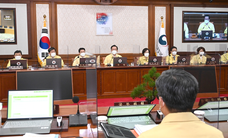 김부겸 국무총리가 7일 세종로 정부서울청사에서 열린 국무회의를 주재, 모두발언을 하고 있다.