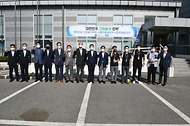 문성혁 해양수산부 장관이 3일 전북 친환경 선박 인증센터를 방문해 관계자들과 기념 촬영을 하고 있다.