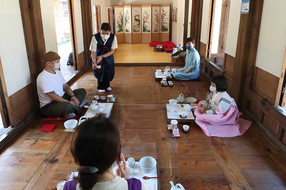 <p>최대 명절 추석을 열흘여 앞둔 9일 오후 서울 중구 남산골 한옥마을에서 열린 전통 다례 수업에 참여한 한 어린이가 예절 체험을 하고 있다.&nbsp;</p>
<div><br></div>