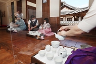 <p>최대 명절 추석을 열흘여 앞둔 9일 오후 서울 중구 남산골 한옥마을에서 열린 전통 다례 수업에 참여한 한 가족이 한 예절 체험을 하고 있다.&nbsp;</p>
<div><br></div>