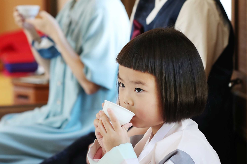 <p>최대 명절 추석을 열흘여 앞둔 9일 오후 서울 중구 남산골 한옥마을에서 열린 전통 다례 수업에 참여한 한 어린이가 예절 체험을 하고 있다.&nbsp;</p>
<div><br></div>
