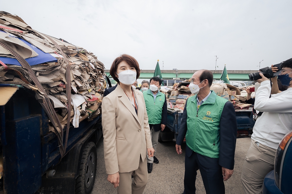 한정애 환경부 장관이 10일 경북 청도군에서 열린 ‘청도새마을 환경살리기’ 행사에 참석하여, 재활용가능자원을 실은 차량을 순회하고 있다.