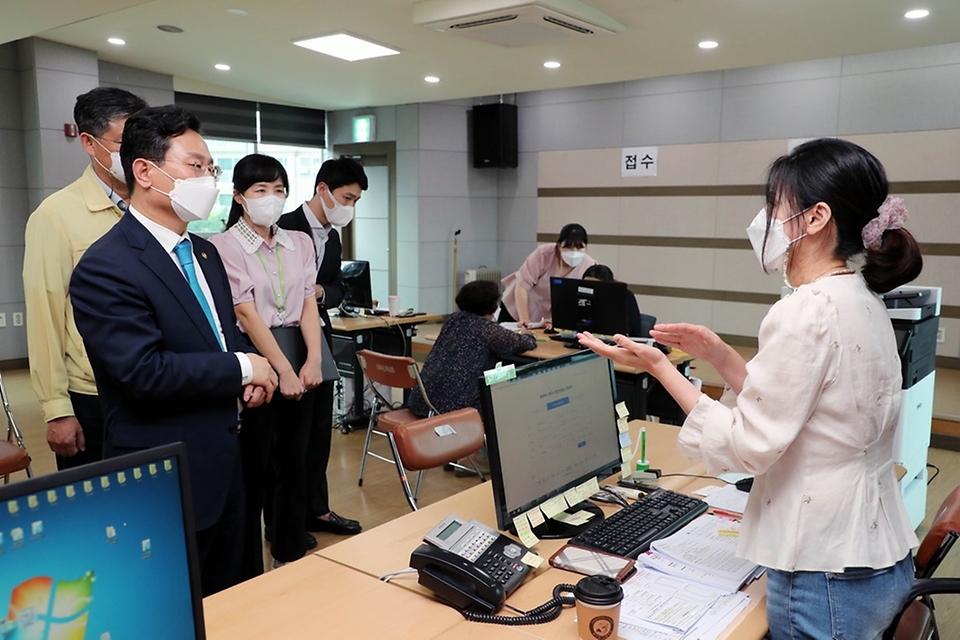 고규창 행정안전부 차관이 10일 오후 청주시 서원구 성화개신죽림동 행정복지센터를 찾아 코로나 상생국민지원금 접수현황을 점검하고 있다. 