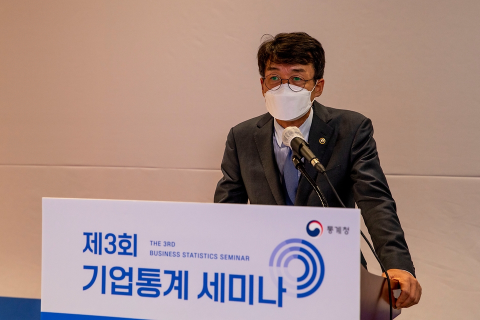류근관 통계청장이 9월 10일(금) 대전 통계센터에서 온라인으로 열린 "제3회 기업통계 세미나"에서 개회사를 하고 있다.