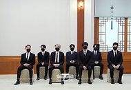 아이돌그룹 방탄소년단(BTS)이 14일 청와대 에서 열린 미래세대와 문화를 위한 대통령 특별사절 임명장 수여식에 참석하고 있다.
