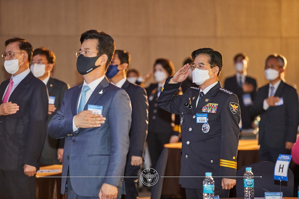 김창룡 경찰청장이 1일 오전 정부세종컨벤션센터에서 열린 자치경찰제 전면시행 기념행사에 참석하여 국기에 대한 경례를 하고 있다.