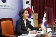한정애 환경부장관이 15일 오후 서울 서초구에 위치한 한강홍수통제소에서 쩐홍하(Tran Hong Ha) 베트남 천연환경부 장관과 화상으로 만나, 양국의 탄소중립과 생물다양성 협력 방안에 대해 의견을 교환하고 있다.