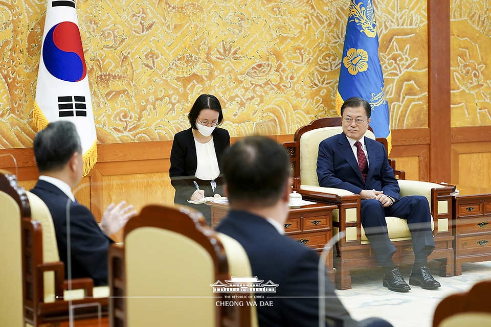 문재인 대통령이 15일 청와대 본관 접견실에서 왕이 중국 국무위원 겸 외교부장을 접견하고 있다.