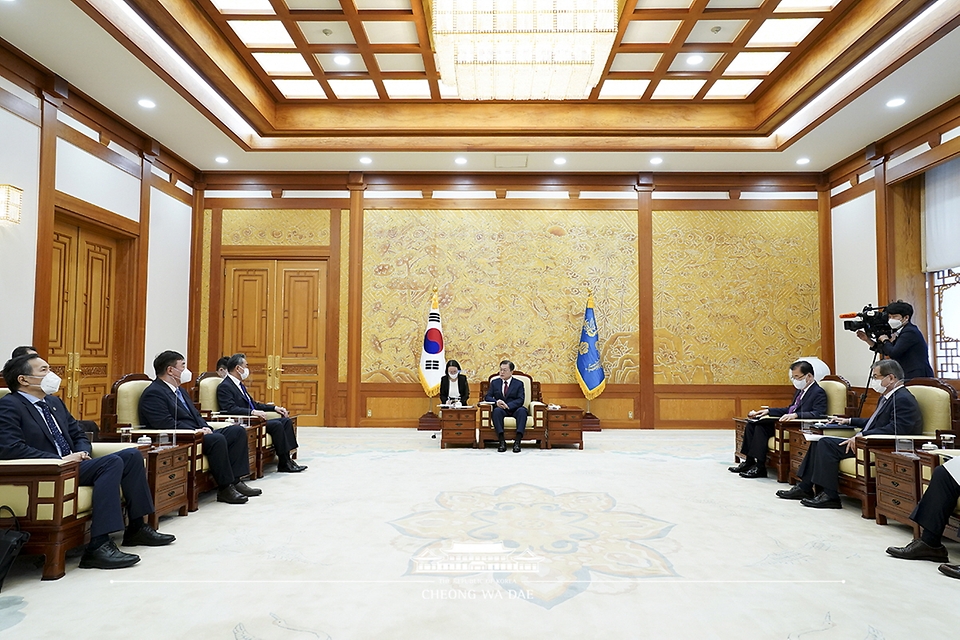 문재인 대통령이 15일 청와대 본관 접견실에서 왕이 중국 국무위원 겸 외교부장을 접견하고 있다.