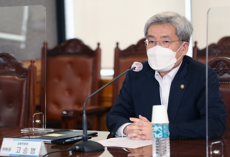 고승범 위원장이 16일 서울 중구 은행연합회 뱅커스클럽에서 김광수 은행연합회장, 정희수 생명보험협회장, 정지원 손해보험협회장, 김주현 여신전문금융협회장, 박재식 저축은행중앙회장, 최성일 금감원 중소서민금융 부문 부원장과 가계부채 관리, 디지털 금융혁신을 위한 규제체계 등 금융산업 현안 관련 금융권 간담회를 진행했다.
