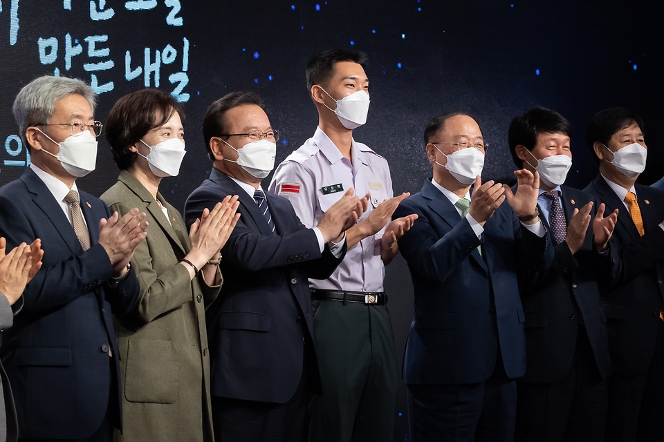 참석자들이 행사를 마치고 기념사진을 찍고 있다.