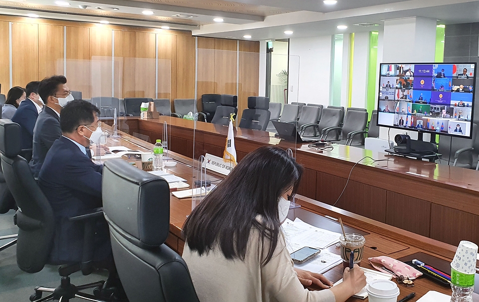 강경성 산업통상자원부 에너지산업실장이 16일 오전 서울 에너지기술평가원에서 화상 방식으로 열린 제15차 EAS 및 제18차 ASEAN+3 에너지장관회의에 참석해 인사말을 하고 있다.