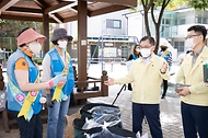 홍정기 환경부차관이 17일 오후 서울 은평구 소재 단독주택 지역 분리배출 현장을 방문하여,  ‘자원관리도우미’ 등 현장 근무자들을 격려하고 있다.