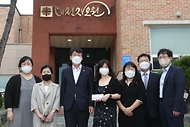 류근관 통계청장(왼쪽 세 번째)이 9월 14일(화) 대전에 위치한 미혼모자 가족복지시설 자모원을 방문해 전통시장에서 직접 구매한 추석선물을 전달하였다.