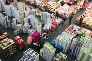 <p>추석 연휴를 이틀 앞둔 17일 오전 대전 유성구 노은농수산물도매시장 내 청과물시장에서 상인들이 과일 상자를 옮기고 있다.</p>
