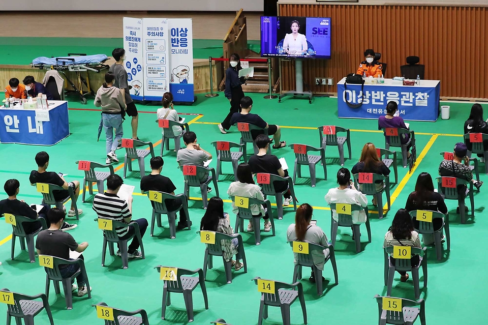 <p>17일 오후 대전 유성구 코로나19예방접종센터에서 시민들이 접종을 마친 후 이상 반응을 관찰하기 위해 대기하고 있다. 코로나19예방접종대응추진단은 이날 오후 5시 기준으로 3600만 4101명이 1차 접종을 마쳐 전체 인구 대비 70.1%를 기록했다고 밝혔다.</p>