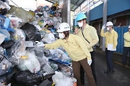 한정애 환경부장관이 22일 오전 서울 성동구에 위치한 공공선별장을 방문하여, 연휴 기간 발생한 재활용폐기물의 처리 현황을 점검하고 있다.