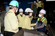 한정애 환경부장관이 22일 오전 서울 성동구에 위치한 공공선별장을 방문하여, 추석 연휴기간 고생하고 있는 선별 근로자들을 격려하고 있다.