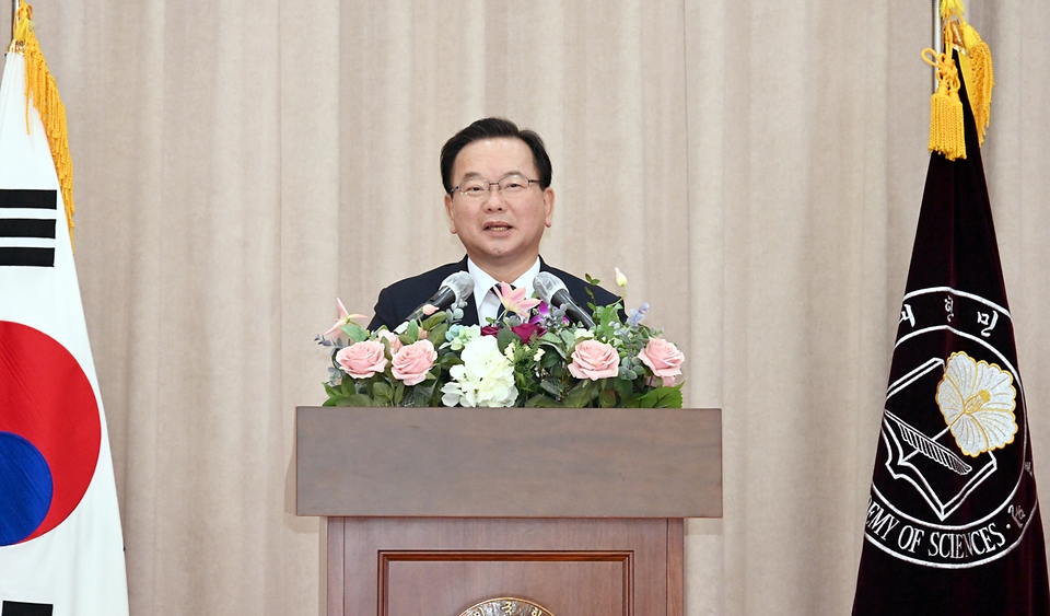 김부겸 국무총리가 17일 대한민국학술원에서 열린 대한민국학술원상 시상식에 참석, 축사 및 기념촬영을 하고 있다.