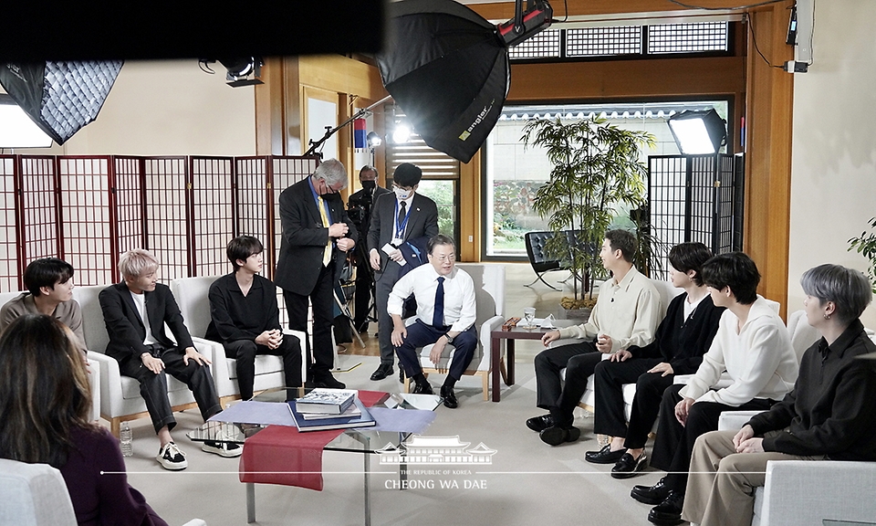 문재인 대통령과 그룹 BTS(방탄소년단)이 21일(현지시각) 미국 뉴욕 주유엔대표부에서 ABC 방송과의 인터뷰를 준비하고 있다.