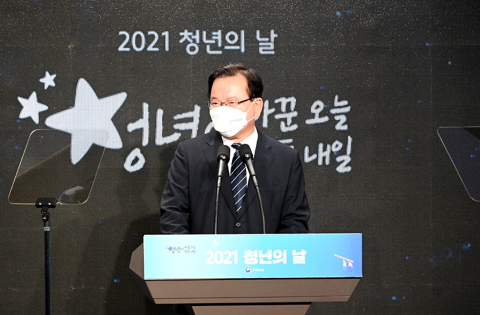 김부겸 국무총리가 17일 세종로 정부서울청사에서 열린 제2회 청년의 날 기념식에 참석, 기념사를 하고 있다.