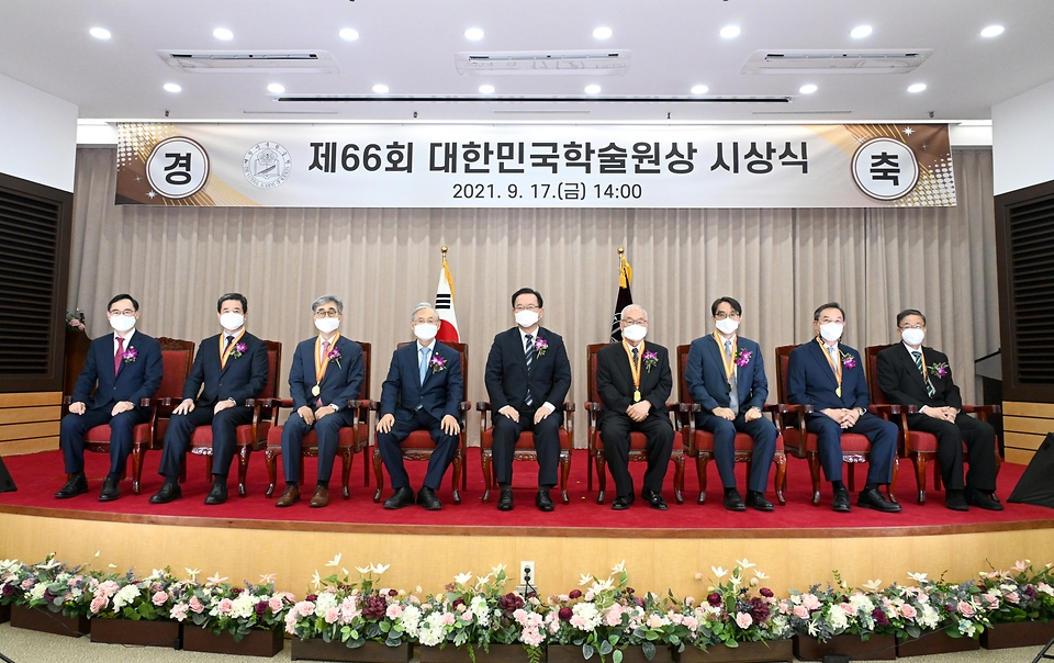 김부겸 국무총리가 17일 대한민국학술원에서 열린 대한민국학술원상 시상식에 참석, 축사 및 기념촬영을 하고 있다.