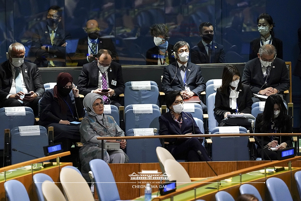 21일(현지시각) 미국 뉴욕 유엔 총회장에서 관계자들이 문재인 대통령의 기조연설을 듣고 있다.