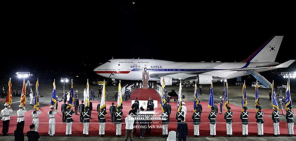 23일 밤 경기 성남시 서울공항에서 열린 국군 전사자 유해 봉환식에서 문재인 대통령과 함께 귀국한 국군 전사자 유해가 하기되고 있다.