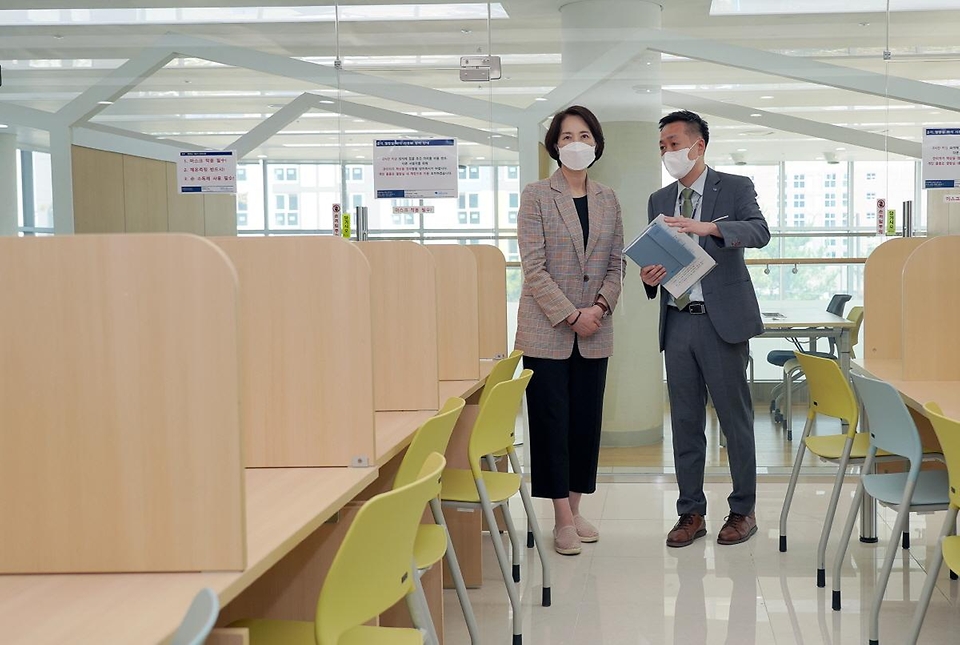 유은혜 사회부총리 겸 교육부 장관이 20일 오전 경기도 고양시 한국장학재단 대학생 연합기숙사를 찾아 시설을 둘러보고 있다.