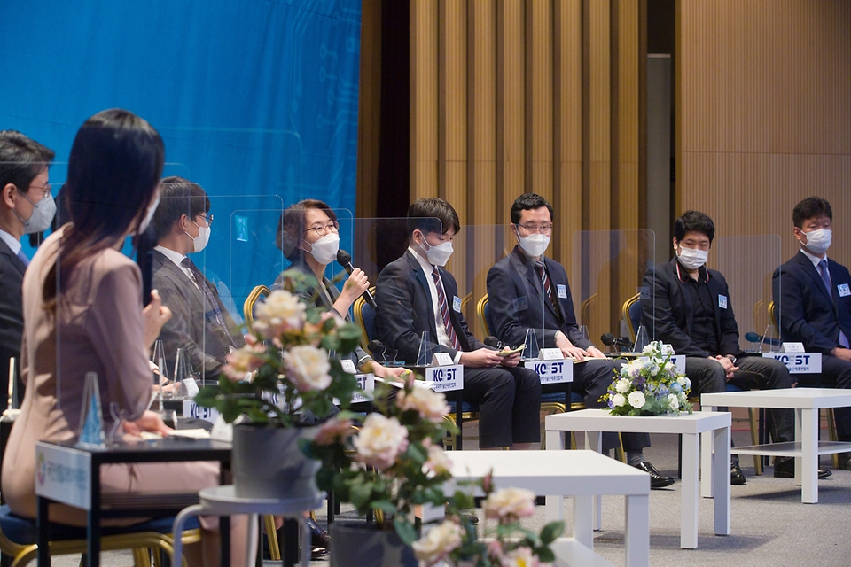 임혜숙 과학기술정보통신부 장관이 16일 오전 서울 강남구 한국과학기술회관에서 ‘청년과학기술인과의 대화’를 진행하고 있다.