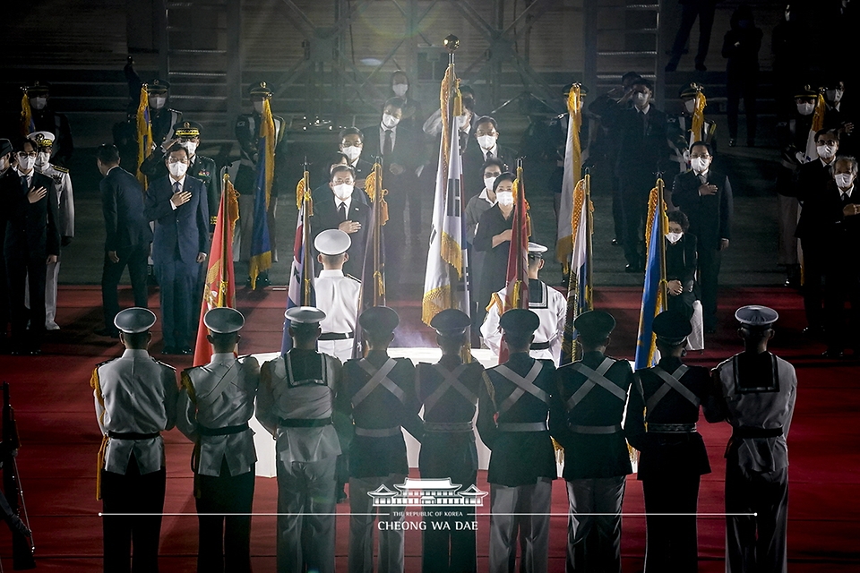 방미 일정을 마치고 귀국한 문재인 대통령과 김정숙 여사가 23일 밤 서울공항에서 열린 국군 전사자 유해 봉환식에서 국기에 경례하고 있다.