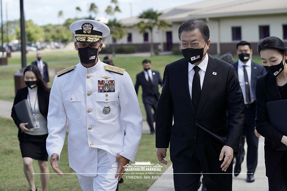 문재인 대통령이 22일(현지시간) 한미 유해 상호 인수식이 열리는 하와이 호놀룰루 히캄 공군기지에 도착해 존 아퀼리노 미국 인도태평양사령관의 안내를 받고 있다.