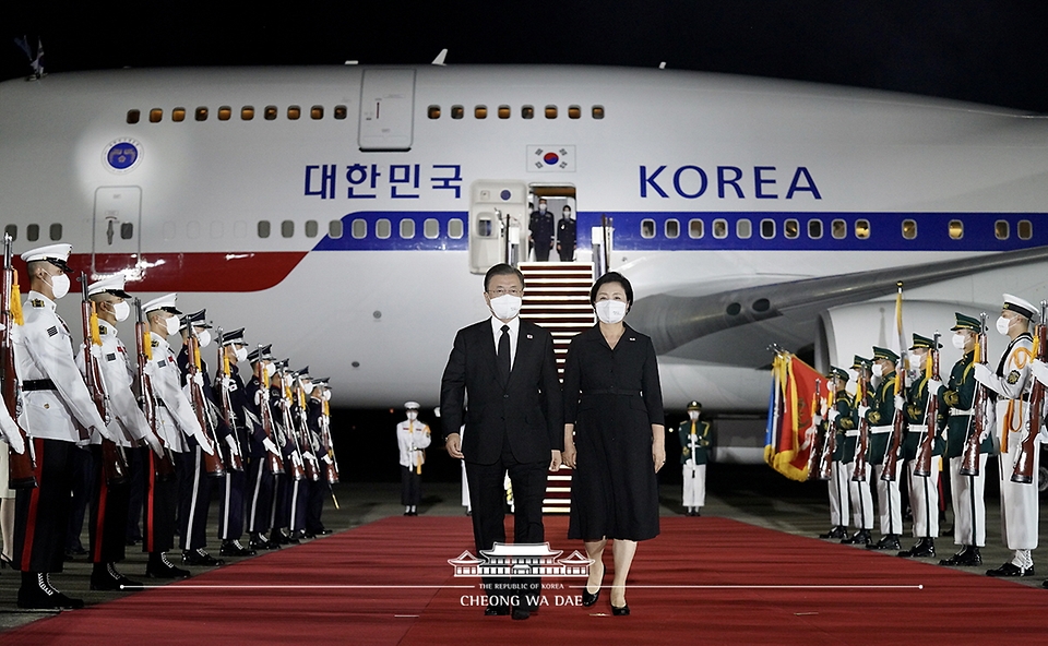 방미 일정을 마치고 귀국한 문재인 대통령과 김정숙 여사가 23일 밤 서울공항에 도착해 공군 1호기에서 내려오고 있다.