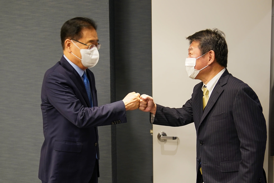 정의용 외교부 장관이 23일 미국 뉴욕에서 모테기 도시미쓰 일본 외무상과 인사를 나누고 있다.