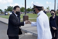 문재인 대통령이 22일(현지시간) 한미 유해 상호 인수식이 열리는 하와이 호놀룰루 히캄 공군기지에 도착해 존 아퀼리노 미국 인도태평양사령관의 영접을 받고 있다.