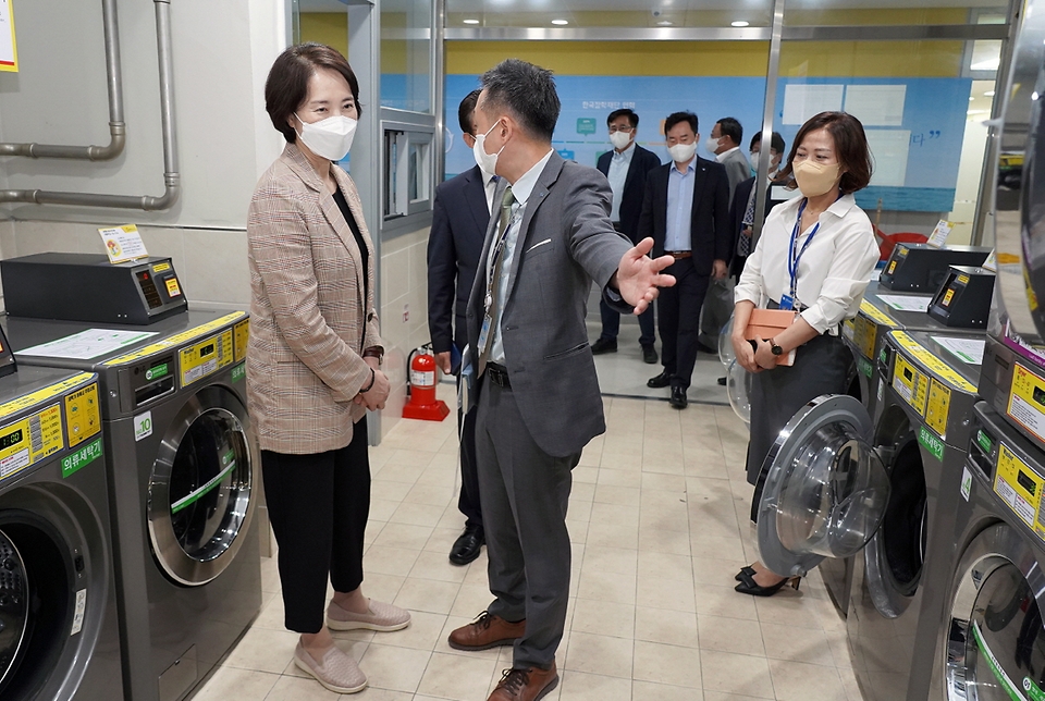 유은혜 사회부총리 겸 교육부 장관이 20일 오전 경기도 고양시 한국장학재단 대학생 연합기숙사를 찾아 시설을 둘러보고 있다.