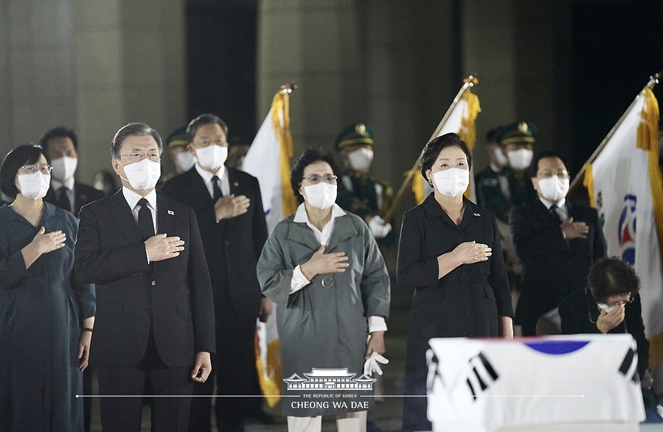 방미 일정을 마치고 귀국한 문재인 대통령과 김정숙 여사가 23일 밤 서울공항에서 열린 국군 전사자 유해 봉환식에서 국기에 경례하고 있다.