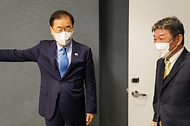 정의용 외교부 장관이 23일 미국 뉴욕에서 모테기 도시미쓰 일본 외무상과 인사를 나누고 있다. 