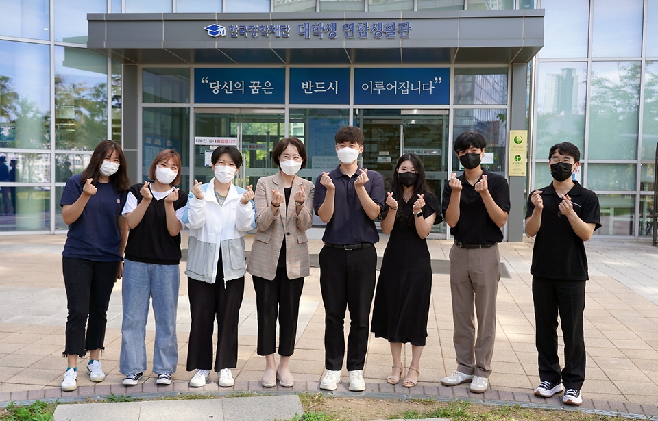 유은혜 사회부총리 겸 교육부 장관이 20일 오전 경기도 고양시 한국장학재단 대학생 연합기숙사를 찾아 학생들과 기념촬영을 하고 있다.