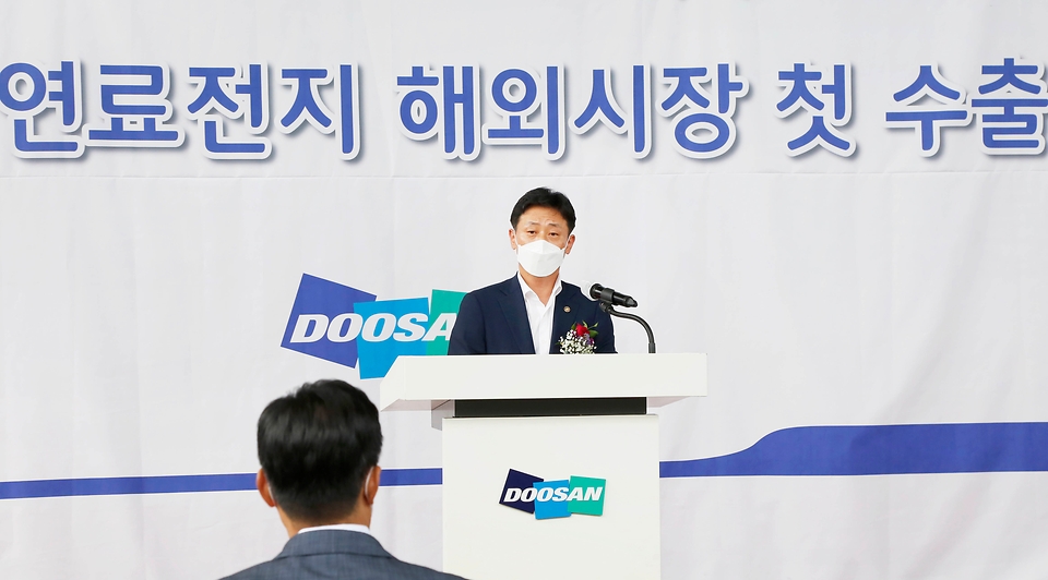 박기영 산업통상자원부 2차관이 27일 전북 익산시 두산퓨얼셀 본사에서 열린 ‘발전용 연료전지 수출 출하식’에 참석해 축사하고 있다.