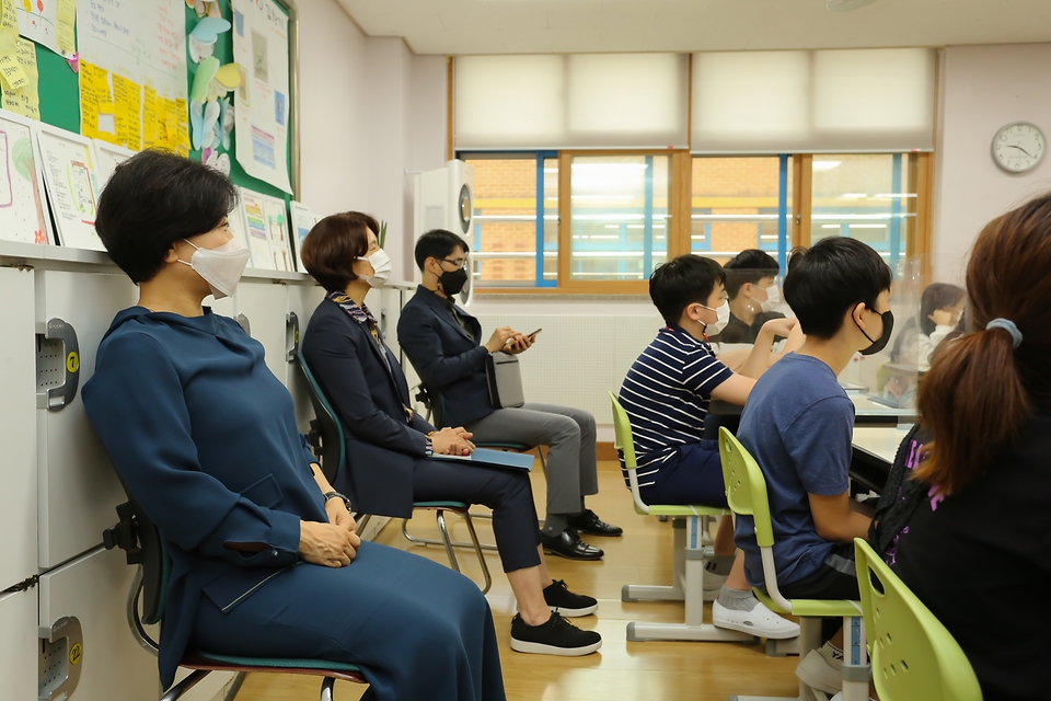 한정애 환경부장관이 27일 오전 경기도 안양시 나눔초등학교를 방문하여, 학생들이 병뚜껑을 모아서 제조기업에 전달하고, 재활용이 쉽게 개선해 달라는 내용의 ‘병뚜껑 고리를 부탁해 환경활동’ 수업을 참관하고 있다.